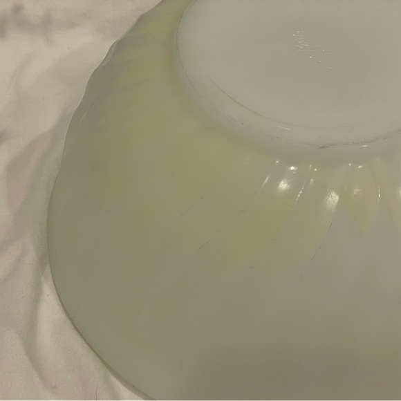 🥳BOGO! Anchor Hocking Fire King Swirl Mixing Bowl (Remnants of Yellow). - Picture 3 of 6